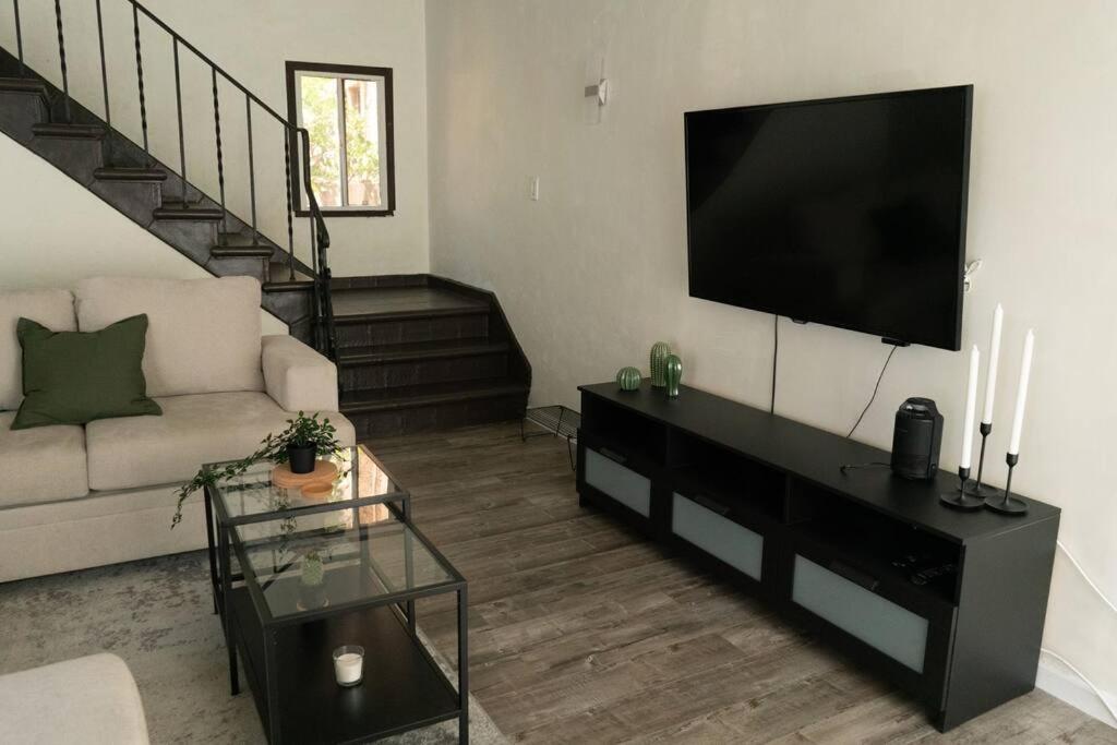 Spacious 2-Bedroom Unit In Hollywood 로스앤젤레스 외부 사진